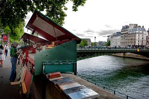 Paris . Der markante Buchkiosk an der Seine.