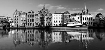 Historische Stadhuiskade Maassluis; zwart-wit panorama