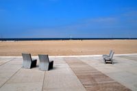Four empty chairs (Scheveningen)