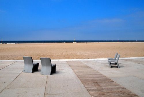 Four empty chairs (Scheveningen)