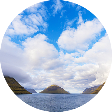 Uitzicht op de rotsen van de Faeröer met wolken