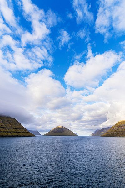 Vue sur les rochers des îles Féroé avec des nuages par Rico Ködder