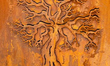 Roestig metalen boomkunstwerk van Achim Prill