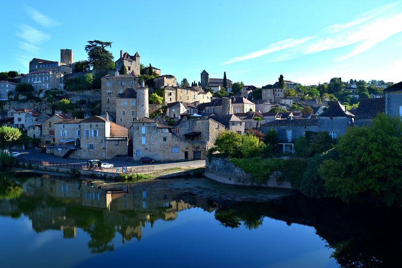 Zicht op Puy l'Eveque, reflectie in het water van Studio LE-gals