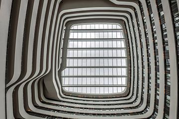 Omhoog kijken in het atrium van een gebouw van Bob Janssen