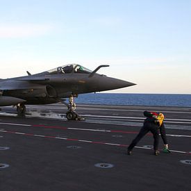 Avions sur un porte-avions sur Sentry Aviation News