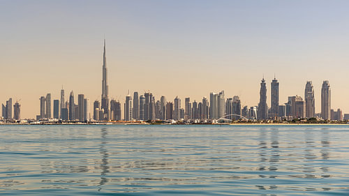 Skyline van Dubai in ochtendnevel