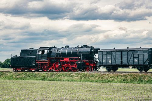 Stoomtrein rijdt door het platteland