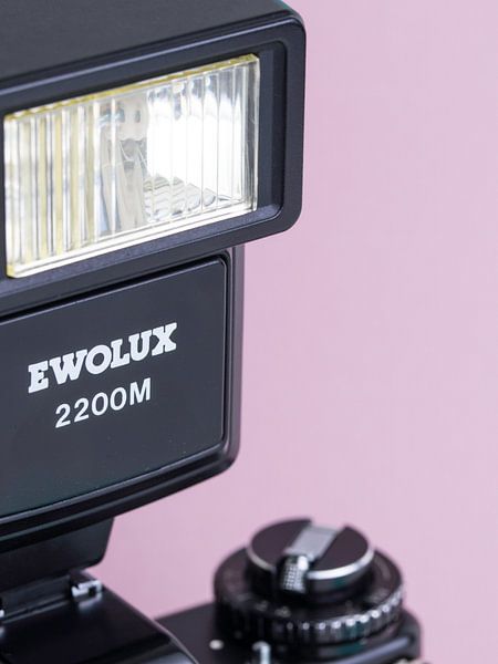 Makro-Nahaufnahme des Blitzes einer alten 'Praktica'-Kamera auf fliederfarbenem, pastellfarbenem Hin von Iris Koopmans