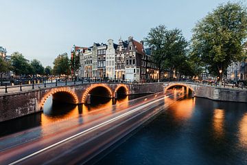Amsterdamse grachten na zonsondergang van Ashwien Jurawan