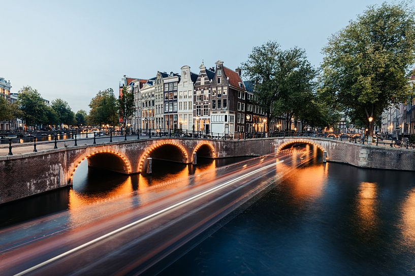 Les canaux d'Amsterdam après le coucher du soleil par Ashwien Jurawan