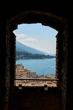 Blick durch ein Fenster der Scaligerburg über Malcesine in Italien