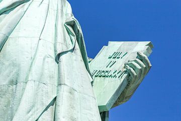 Detail van het standbeeld van Lady Liberty, boek met de datum van de onafhankelijkheid van de USA's van Maria Kray