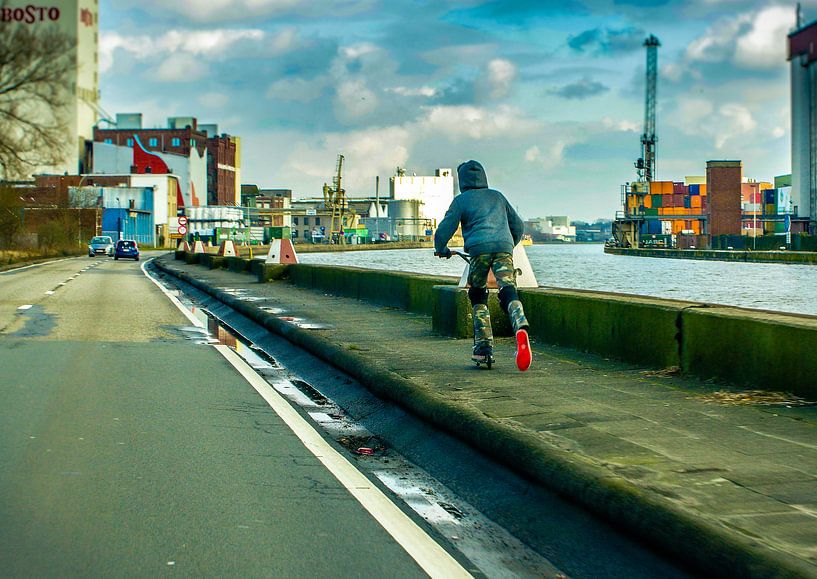 Jongen met Step langs Albertkanaal Antwerpen by Serge Meeter