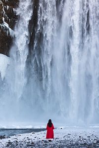 Vrouw bij de waterval van Denis Feiner