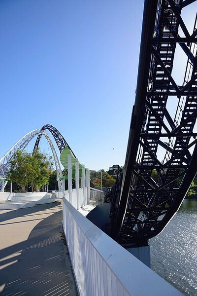 Formes ondulées du pont Matagarup par Frank's Awesome Travels