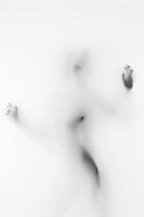 Weibliche Figur hinter transparent 
