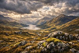 Licht über dem Bergtal – Lightfall Across the Highland Valley von ButterflyPix