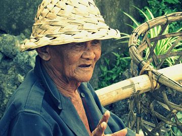 Oude man in Bali van Kim van de Wouw