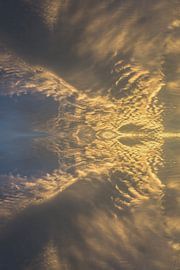 Goldene Wolken am Abendhimmel 1 von Adriana Mueller