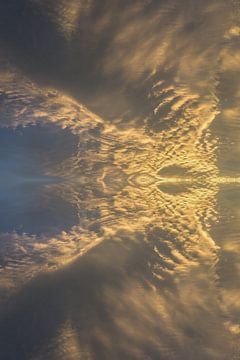 Gouden wolken aan de avondhemel 1 van Adriana Mueller