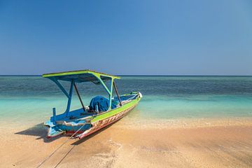 Fischerboot am Strand von Gili-air von Meindert Marinus