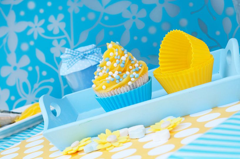 Cupcake met gele toef en blauwe muisjes van Patricia Verbruggen