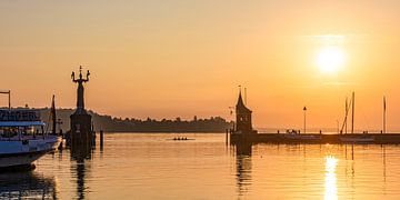 Die Imperia und ein Ruderboot in Konstanz am Bodensee