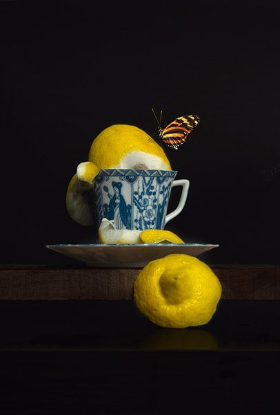 Stilleben Zitrone in einer chinesischen Porzellan-Tee-Tasse von Flower artist Sander van Laar