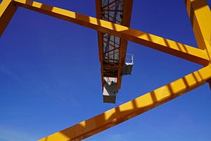 Perspectives et points de vue lors de l'escalade d'un pylône en treillis jaune