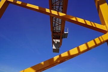 Perspectieven en hoeken bij het beklimmen van een gele vakwerkgiekraan