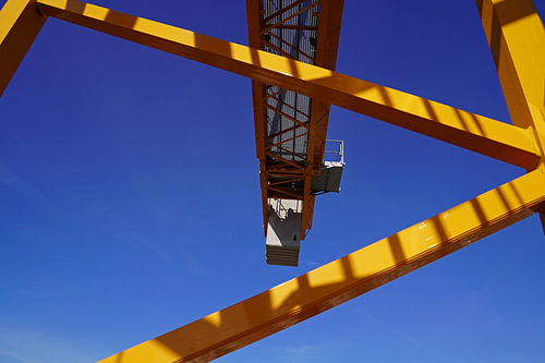 Perspectieven en hoeken bij het beklimmen van een gele vakwerkgiekraan