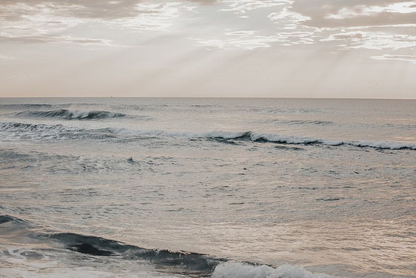 Vagues de l'océan sous un ciel couvert par Monika Strigel