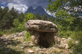 Dolmen von Molers mit dem Pedraforca-Massiv im Hintergrund, C von PhotoCluster