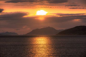 Sonnenuntergang mit Finnsnes in Norwegen