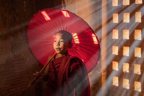 Junger Mönch im Licht eines Fensters des Tempels