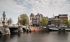 Blaue Brücke über die Amstel, Amsterdam. von Lorena Cirstea