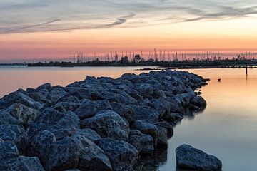 Hafen bei Sonnenuntergang II von Miranda van Hulst