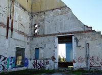 Ruine der alten Fabrik mit Graffiti und Optik.