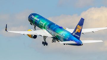 Icelandair Boeing 757-200 mit Hekla Aurora-Lackierung.
