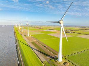 Windkraftanlagen in einem Windpark auf einem Deich