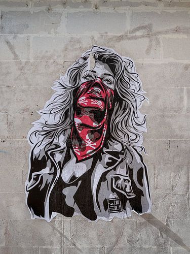 Straßenkunst - Frau mit rotem Taschentuch von Maarten Leeuwis