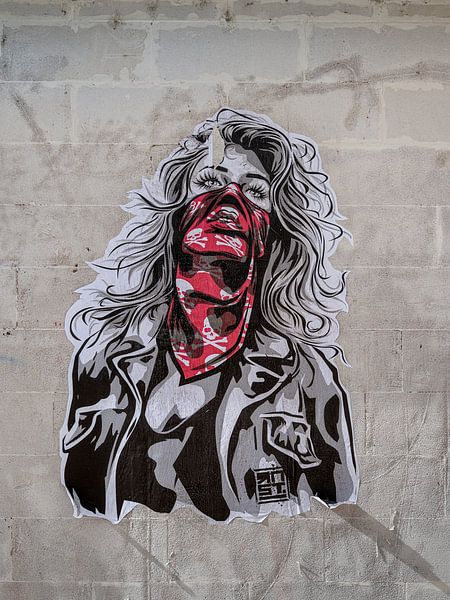 Streetart - vrouw met rode zakdoek van Maarten Leeuwis