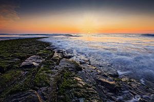 zonsondergang achter een golfbreker in de Noordzee van gaps photography