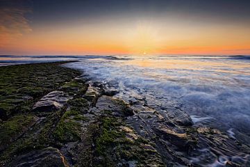 zonsondergang achter een golfbreker in de Noordzee von gaps photography