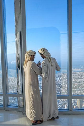 Deux hommes arabes dans le Burj Khalifa à Dubaï