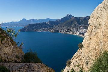 Ausblick auf das blaue Mittelmeer und Felsen von Montepuro