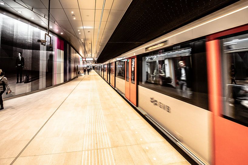 metro station op de noord zuid lijn Amsterdam van Eric van Nieuwland