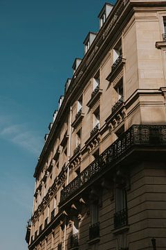 Uitzicht op gebouwen in Parijs vanuit mijn hotel, 18e arrondissement van Manon Visser