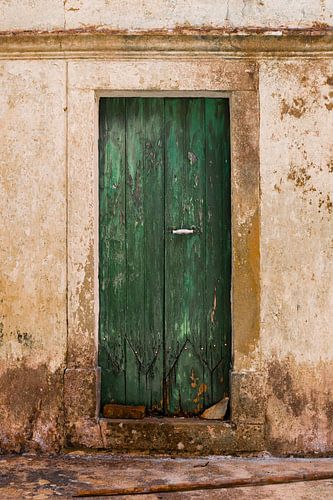 Vieux mur avec une porte verte à Corfou